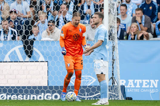 Malmö FFs målvakt Johan Dahlin jublar