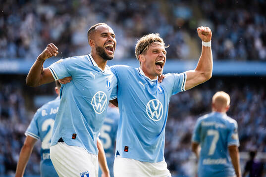 Malmö FFs Isaac Kiese Thelin jublar med Jens Stryger Larsen