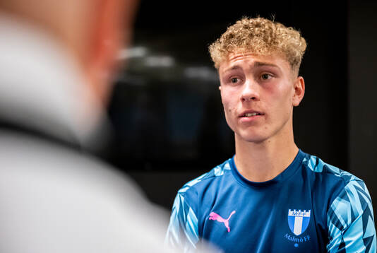 Malmö FFs Hugo Bolin pratar med media