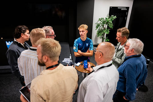 Malmö FFs Hugo Bolin pratar med media