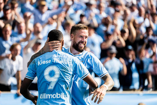 Malmö FFs Isaac Kiese Thelin jublar med Pontus Jansson