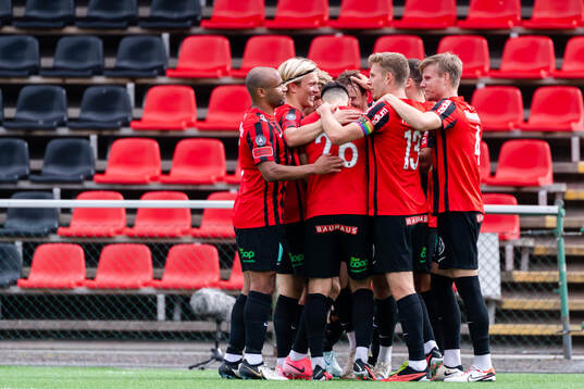 Brommapojkarnas spelare jublar med Alex Timossi Andersson