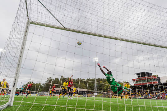 Brommapojkarnas målvakt Otega Ekperuoh
