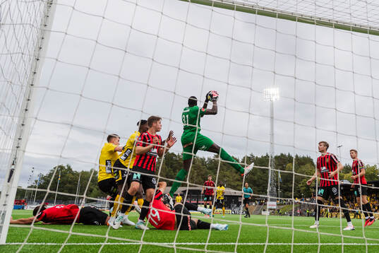 Brommapojkarnas målvakt Otega Ekperuoh