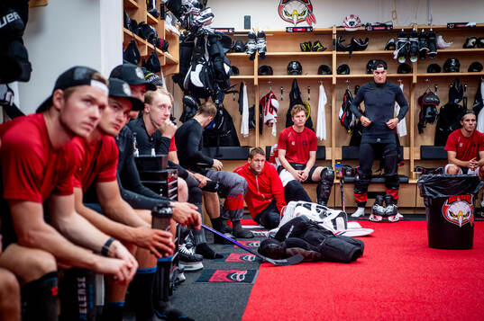Malmö Redhawks tränare Tomas Kollar bland spelarna