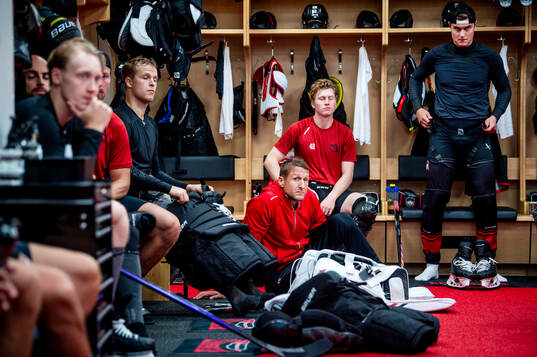 Malmö Redhawks tränare Tomas Kollar bland spelarna