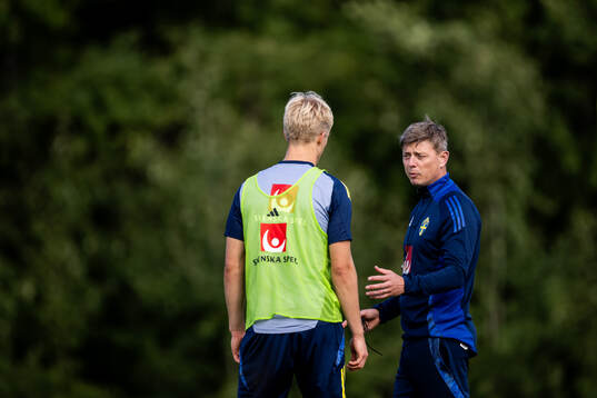 Lucas Bergvall and head coach Jon Dahl Tomasson of the