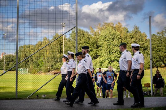 Members of military in front of Lucas Bergvall of the