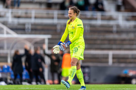 Hammarbys målvakt Anna Tamminen jublar