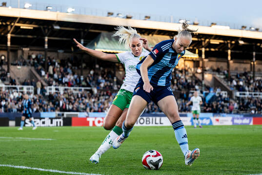 Hammarbys Cathinka Tandberg och Djurgårdens Matilda Plan