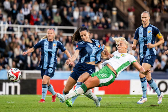 Djurgårdens Beata Kollmats och Hammarbys Cathinka Tandberg