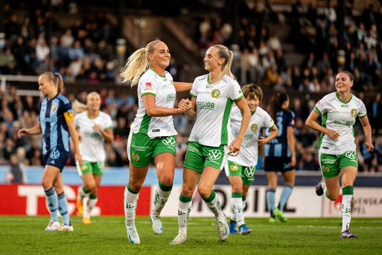 Hammarbys Cathinka Tandberg och Ellen Wangerheim jublar
