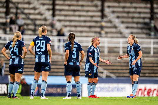 Djurgårdens Therese Åsland och Mimmi Larsson deppar