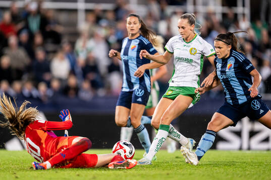 Hammarbys Ellen Wangerheim oroar mot Djurgårdens målvakt