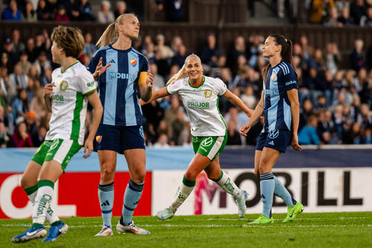 Hammarbys Cathinka Tandberg jublar samtidigt som