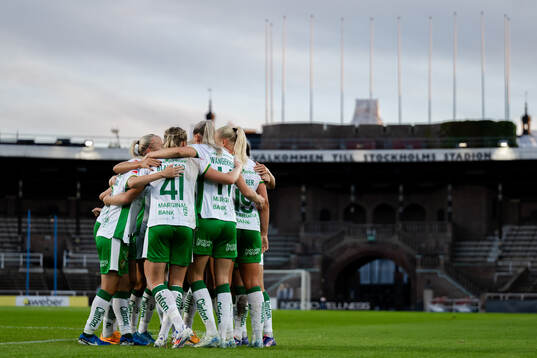 Hammarbys spelare jublar med Cathinka Tandberg