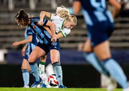 Djurgårdens Pauline Hammarlund och Hammarbys Emilie Joramo