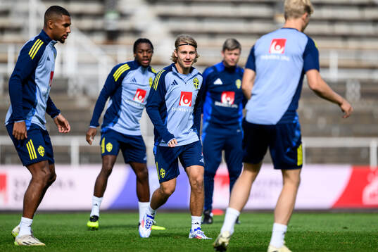 Isak Hien, Anthony Elanga and Sebastian Nanasi of the
