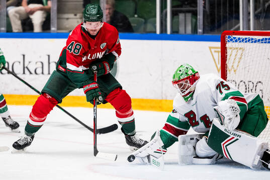 Frölundas Carl Klingberg och Rögles målvakt Arvid Holm