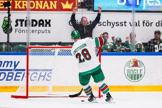 Rögles Anton Bengtsson gör 1-0 i tom kasse i