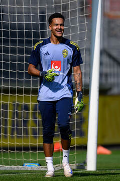 Goalkeeper Oliver Dovin