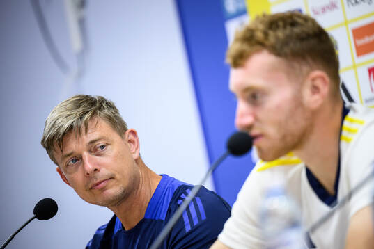 Head coach Jon Dahl Tomasson and Dejan Kulusevski of the