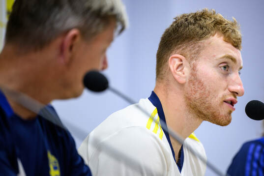 Head coach Jon Dahl Tomasson and Dejan Kulusevski of the