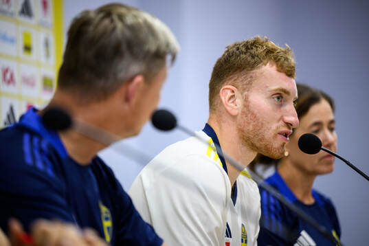 Head coach Jon Dahl Tomasson and Dejan Kulusevski of the