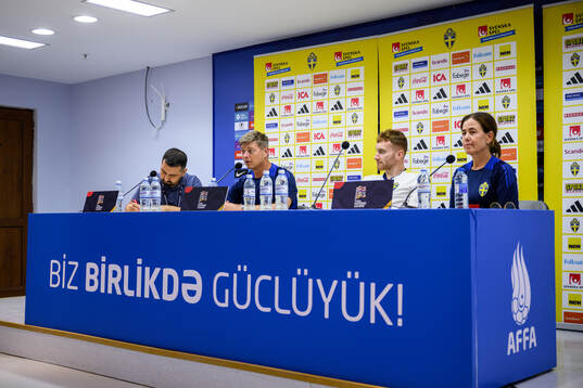 Head coach Jon Dahl Tomasson and Dejan Kulusevski of the