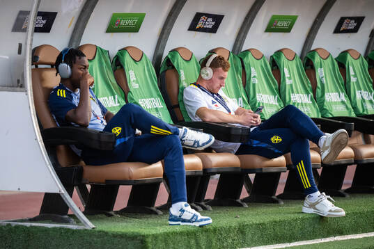 Anthony Elanga and Dejan Kulusevski of Sweden