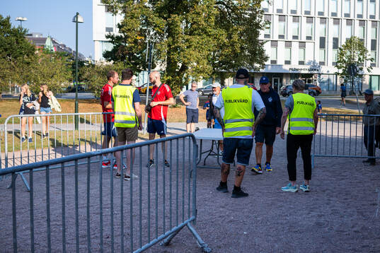 Publikvård personal införfotbollsmatchen i Damallsvenskan