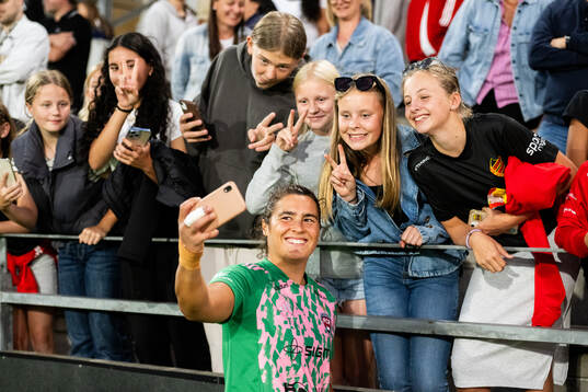 FC Rosengårds målvakt Eartha Cumings tar selfies med