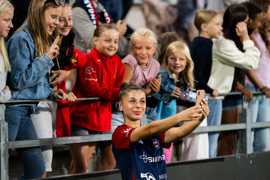 FC Rosengårds Mikaela Stojanovska tar selfies med publiken