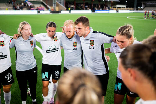 Brommapojkarnas tränare Daniel Gunnars och spelare deppar