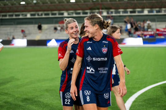 FC Rosengårds Olivia Schough och Rebecca Knaak jublar