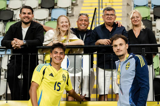 Matteo Perez Vinlöf and goalkeeper Elis Bishesari of