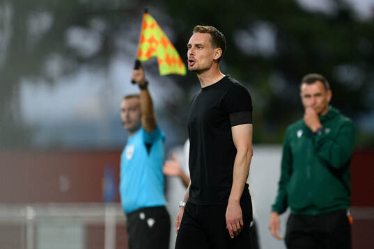 Head coach Daniel Bäckström of Sweden