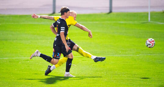 IFK Hässleholms Alexander Sjöström skjuter i matchen i