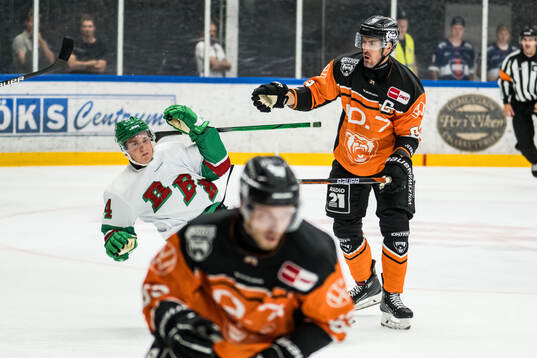Rögles Jacob Peterson och Wolfsburgs Spencer Machacek