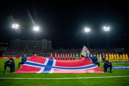Players of both teams line up