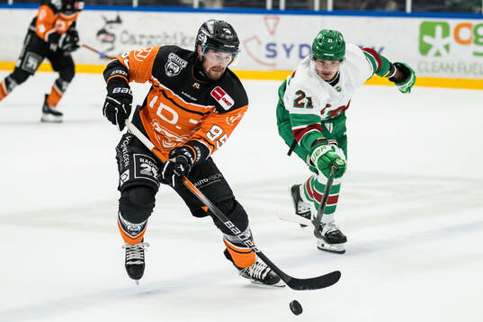 Wolfsburgs Fabio Pfohl och Rögles Albin Sundsvik