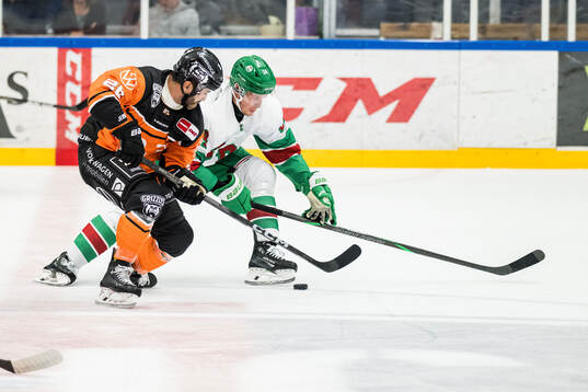 Wolfsburgs Jimmy Martinovic och Rögles Mattias Göransson