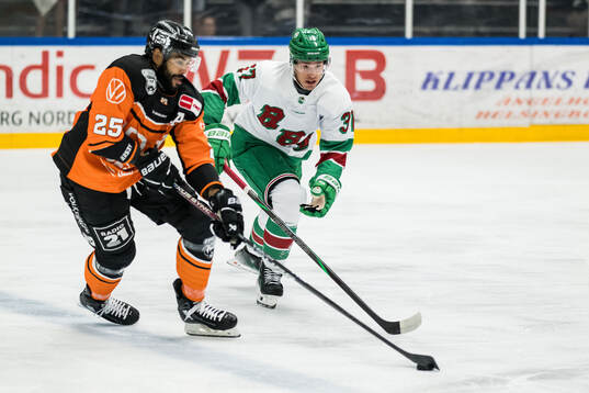 Wolfsburgs Darren Archibald och Rögles Albin Sundsvik