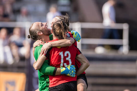 Brommapojkarnas målvakt Benny Lekström jublar
