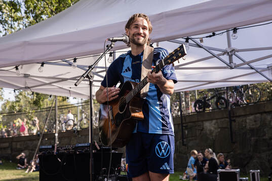 Kevin Walker uppträder på