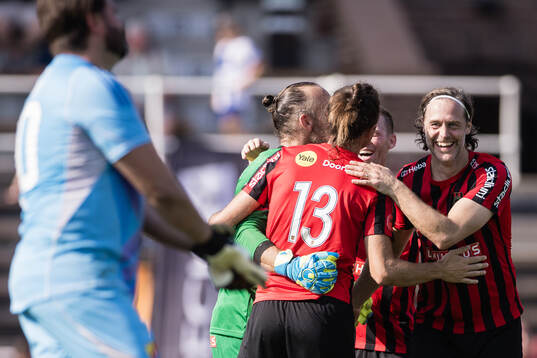 Brommapojkarnas målvakt Benny Lekström jublar