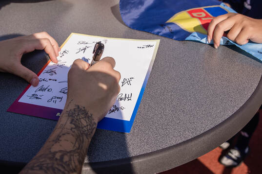 Ett ark med autografer