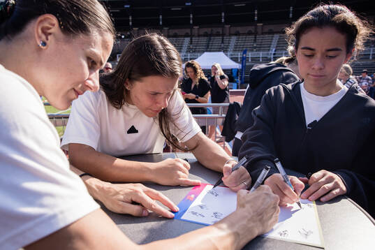 Djurgårdens damlags Alexandra Lobanova skriver autografer