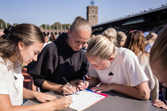 Djurgårdens damlags Matilda Plan skriver autografer