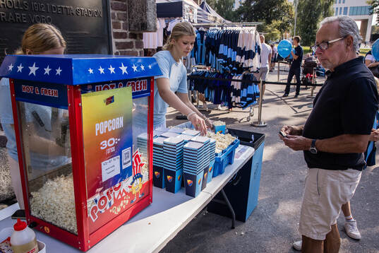 Popcorn säljs vid ett stånd